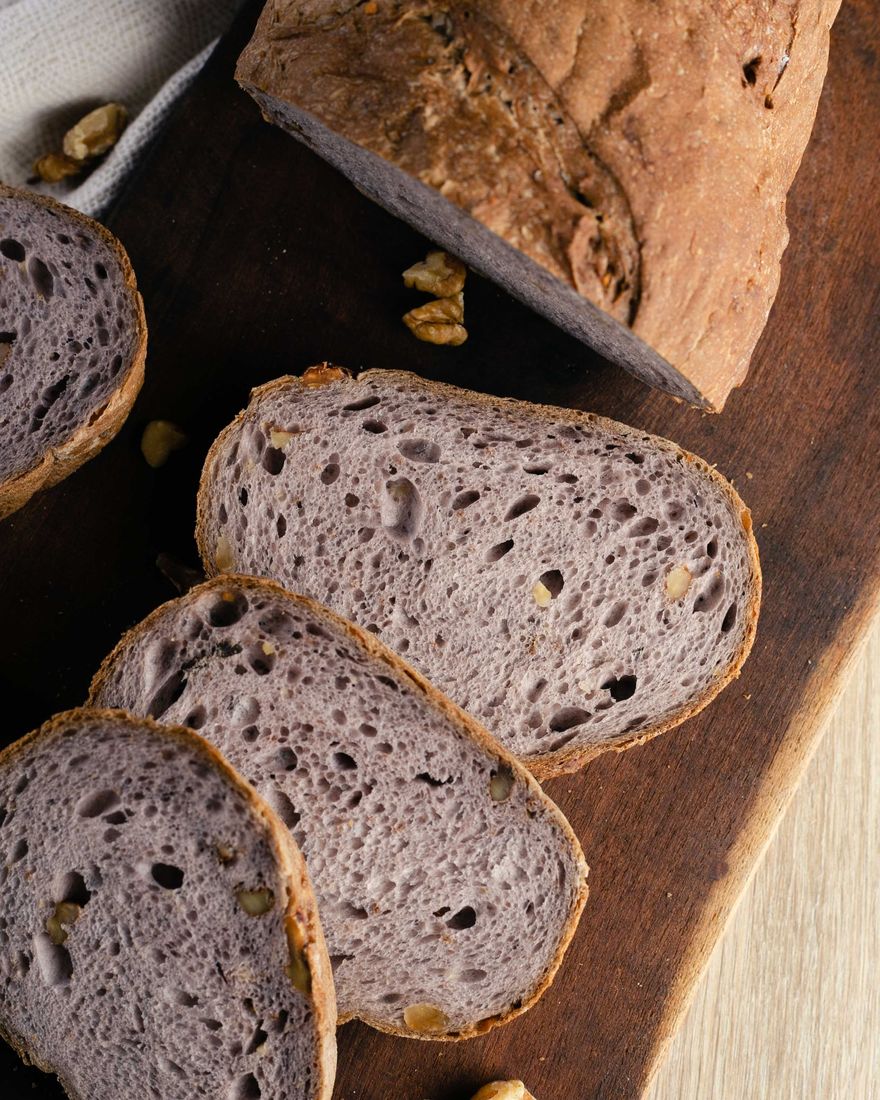 Pan de masa madre de nuez, de miga violácea, en rebanadas
